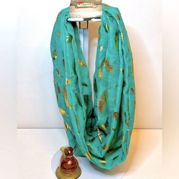 A New Day Crossbody Bag with Infinity scarf bundle - Picture 2 of 9